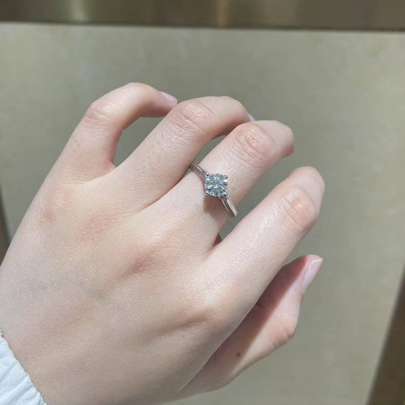 单头S925银镀白金女戒定制选款主石莫桑钻1.0ct/副石高碳钻